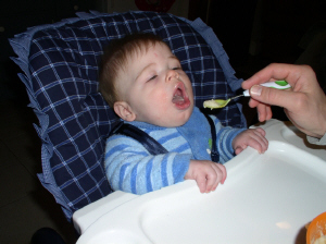 ben_eathighchair.JPG (188786 bytes)